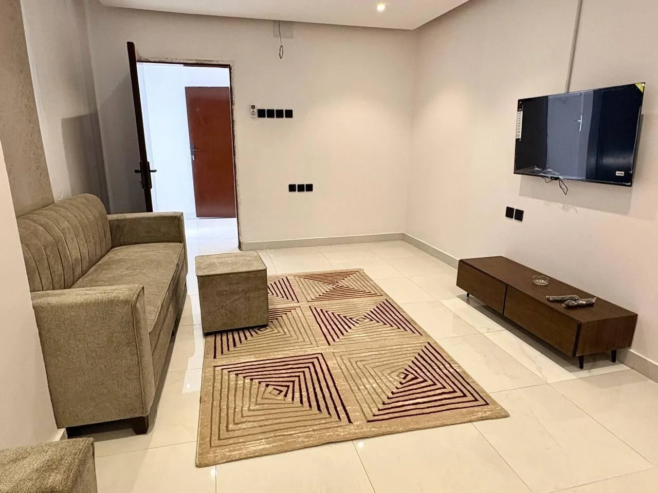 Фото 2 из 9: 2-комнатная квартира с мебелью в районе Искан